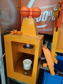 Wifi inventa a máquina de venda automática do suco de laranja do pagamento das cédulas com a janela de vidro grande
